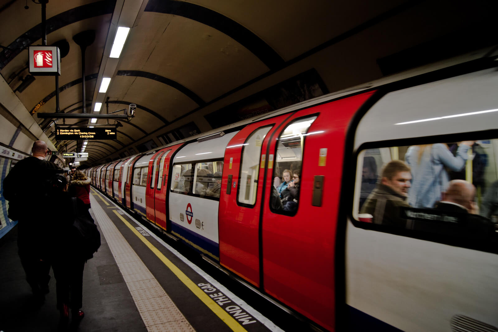 Cámaras con IA en el metro de Londres captan el estado emocional de los viajeros